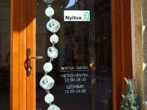nyitva/zarva-tabla
